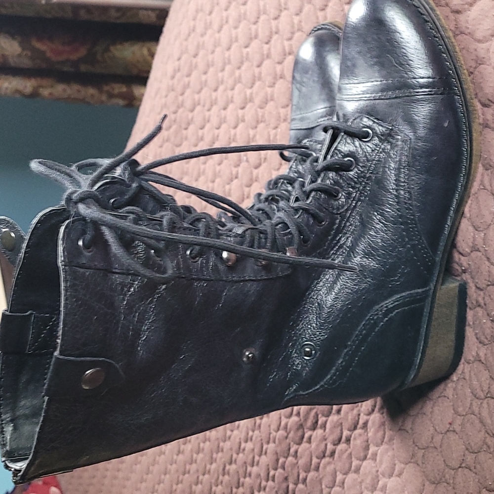 Combat boots, like new only worn a couple times.